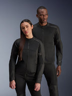 Chaqueta Alpinestars Stella C-1 Air, negra, lucida por un modelo masculino y una modelo femenina, construcción de malla técnica para el flujo de aire, logotipos reflectantes, equipamiento urbano elegante para motociclistas