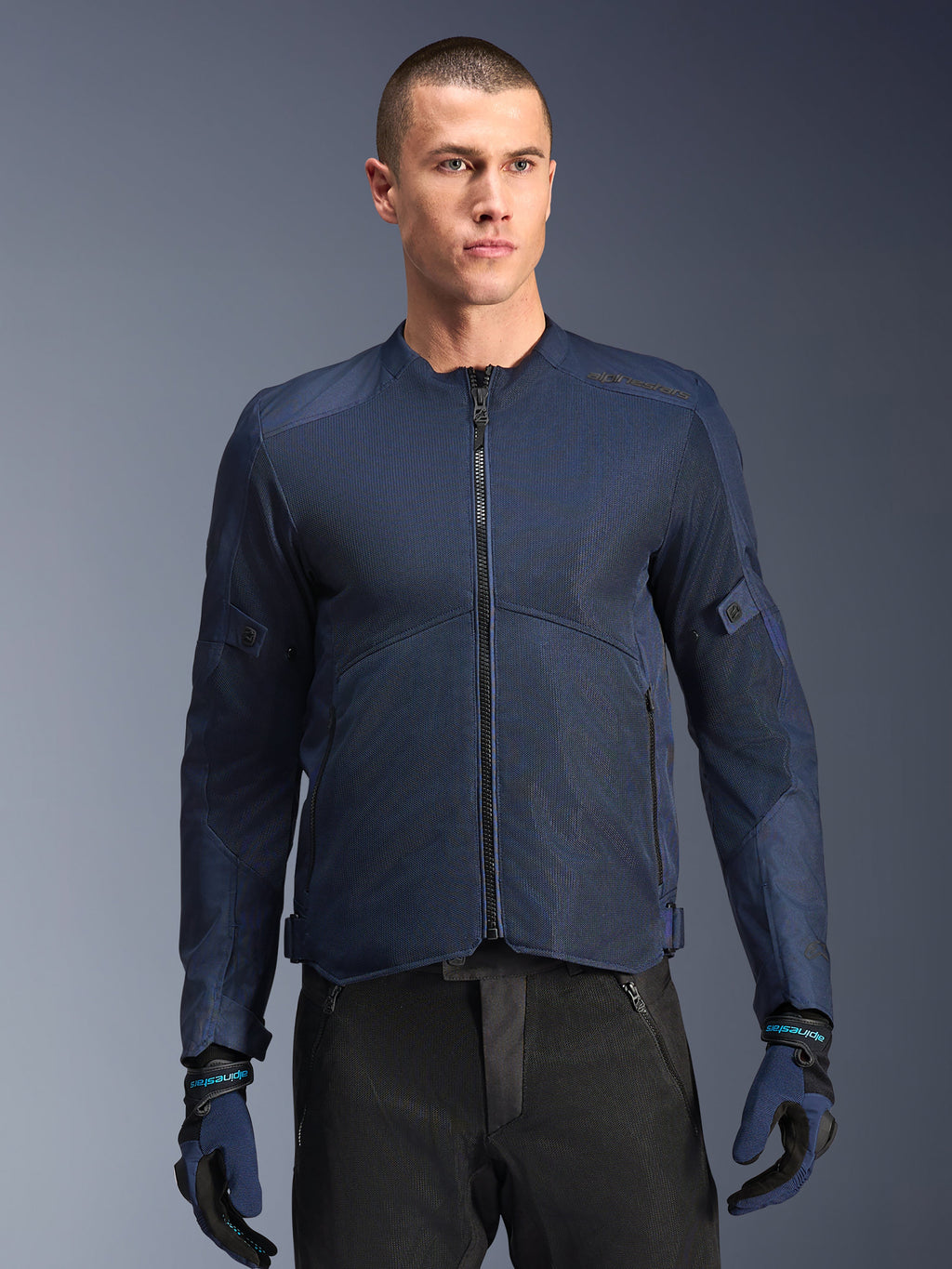 Alpinestars chaqueta C-1 Air, chaqueta de moto urbana para hombre, azul, paneles de malla técnica para ventilación y protectores Nucleon Flex Plus, usada por un modelo.