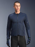Alpinestars chaqueta C-1 Air, chaqueta de moto urbana para hombre, azul, paneles de malla técnica para ventilación y protectores Nucleon Flex Plus, usada por un modelo.