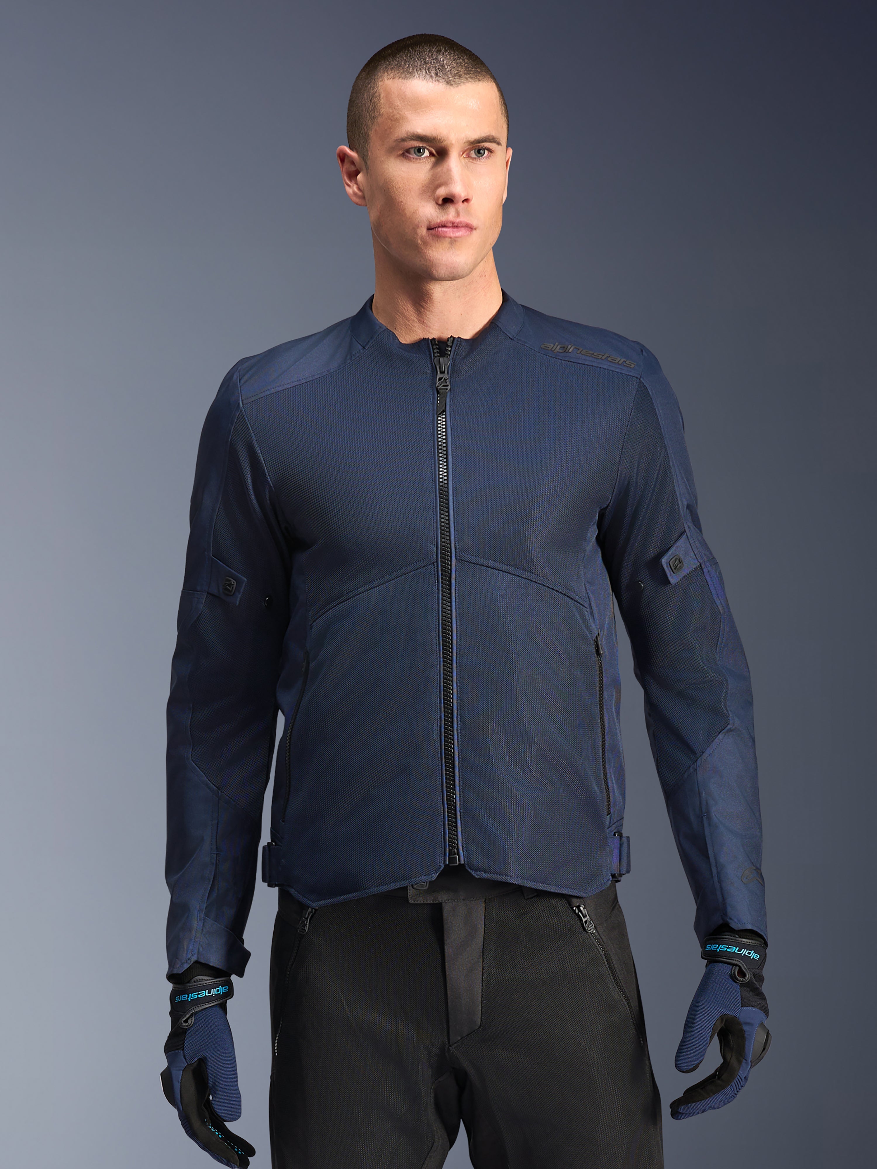 Alpinestars chaqueta C-1 Air, chaqueta de moto urbana para hombre, azul, paneles de malla técnica para ventilación y protectores Nucleon Flex Plus, usada por un modelo.