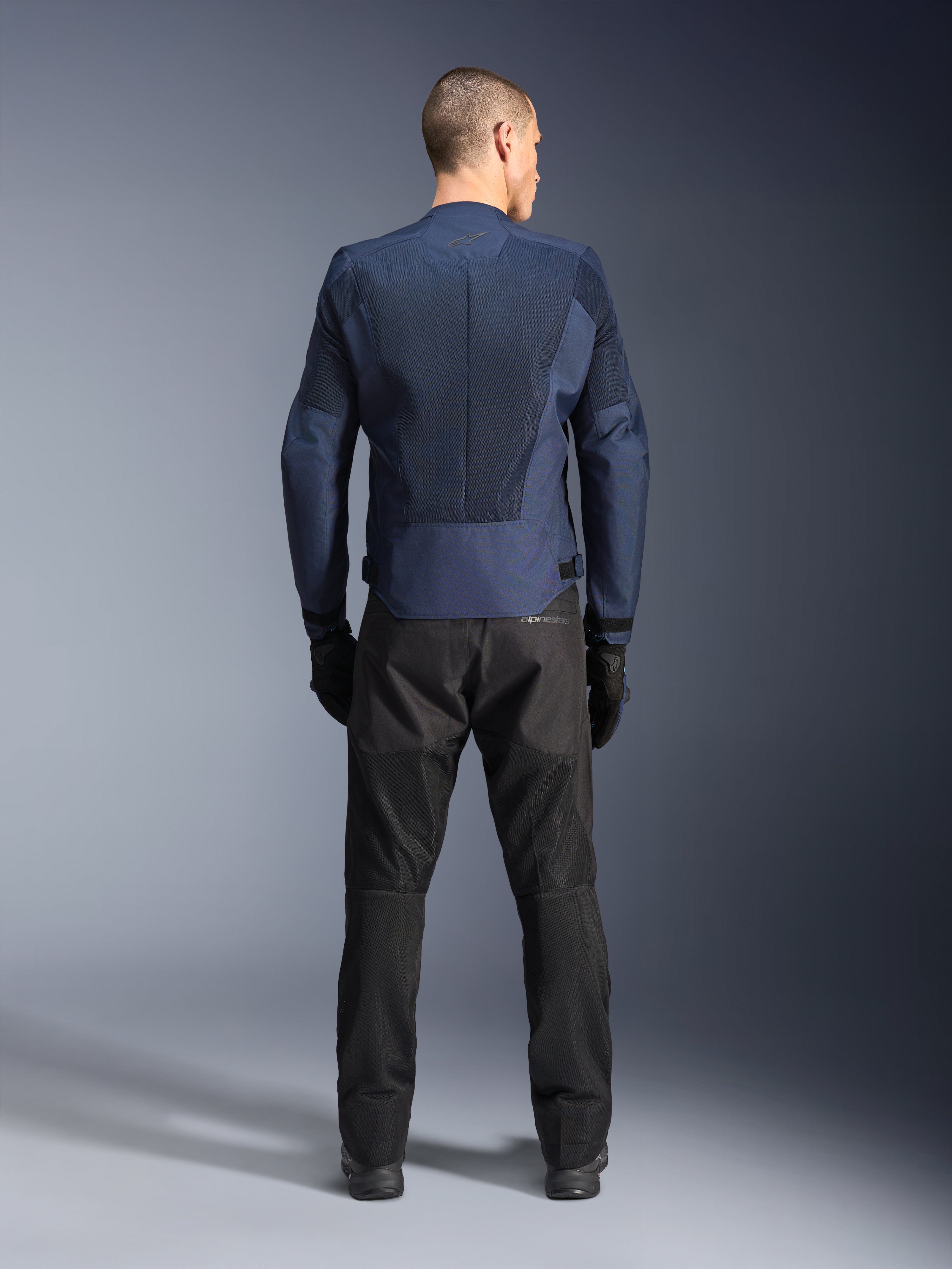 Alpinestars C-1 Air, chaqueta de moto urbana para hombre, azul, con malla técnica, construcción textil, vista trasera.
