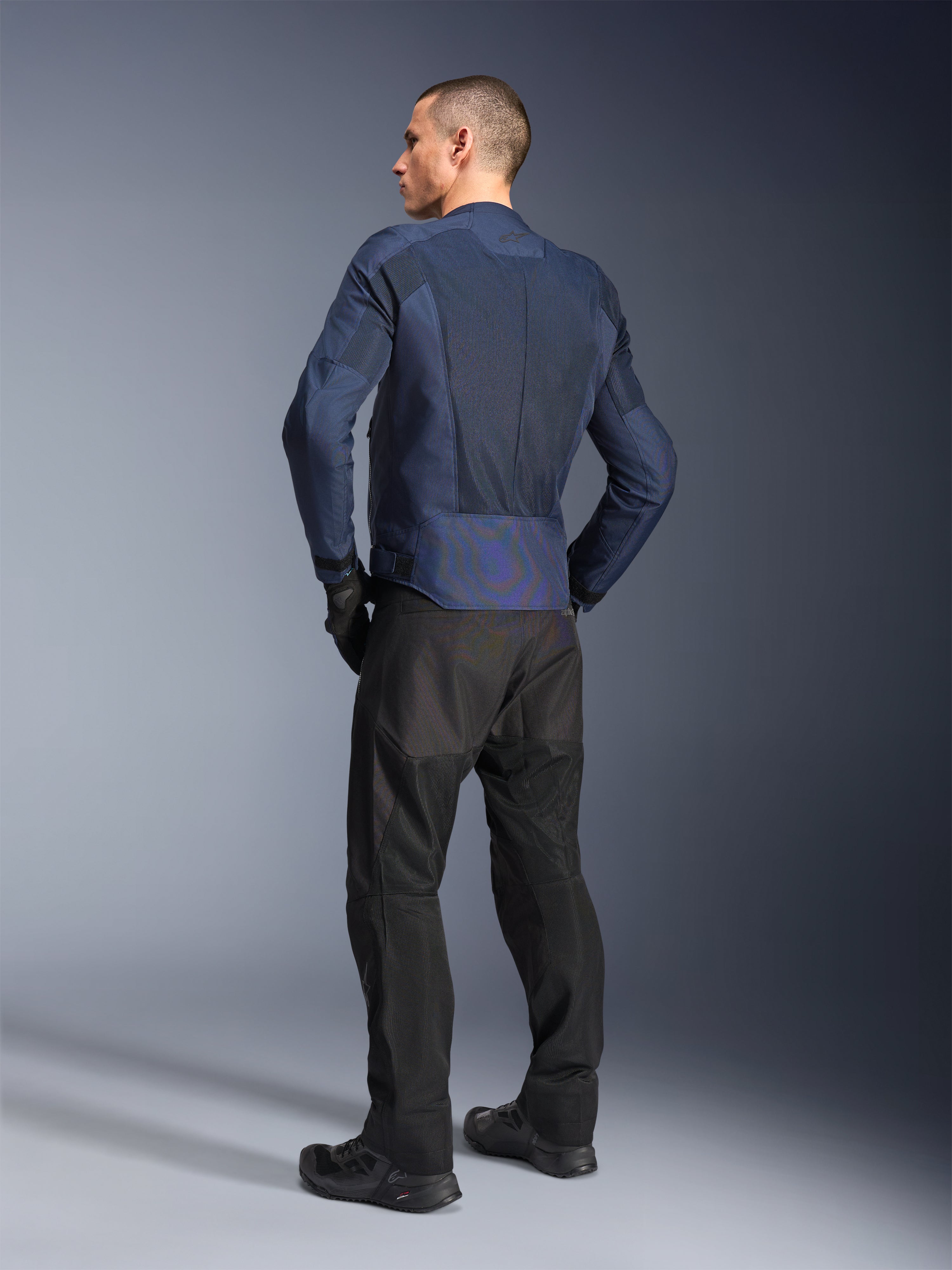 Alpinestars C-1 Air, chaqueta de moto urbana para hombre, azul, paneles de malla y detalles reflectantes, vista trasera.
