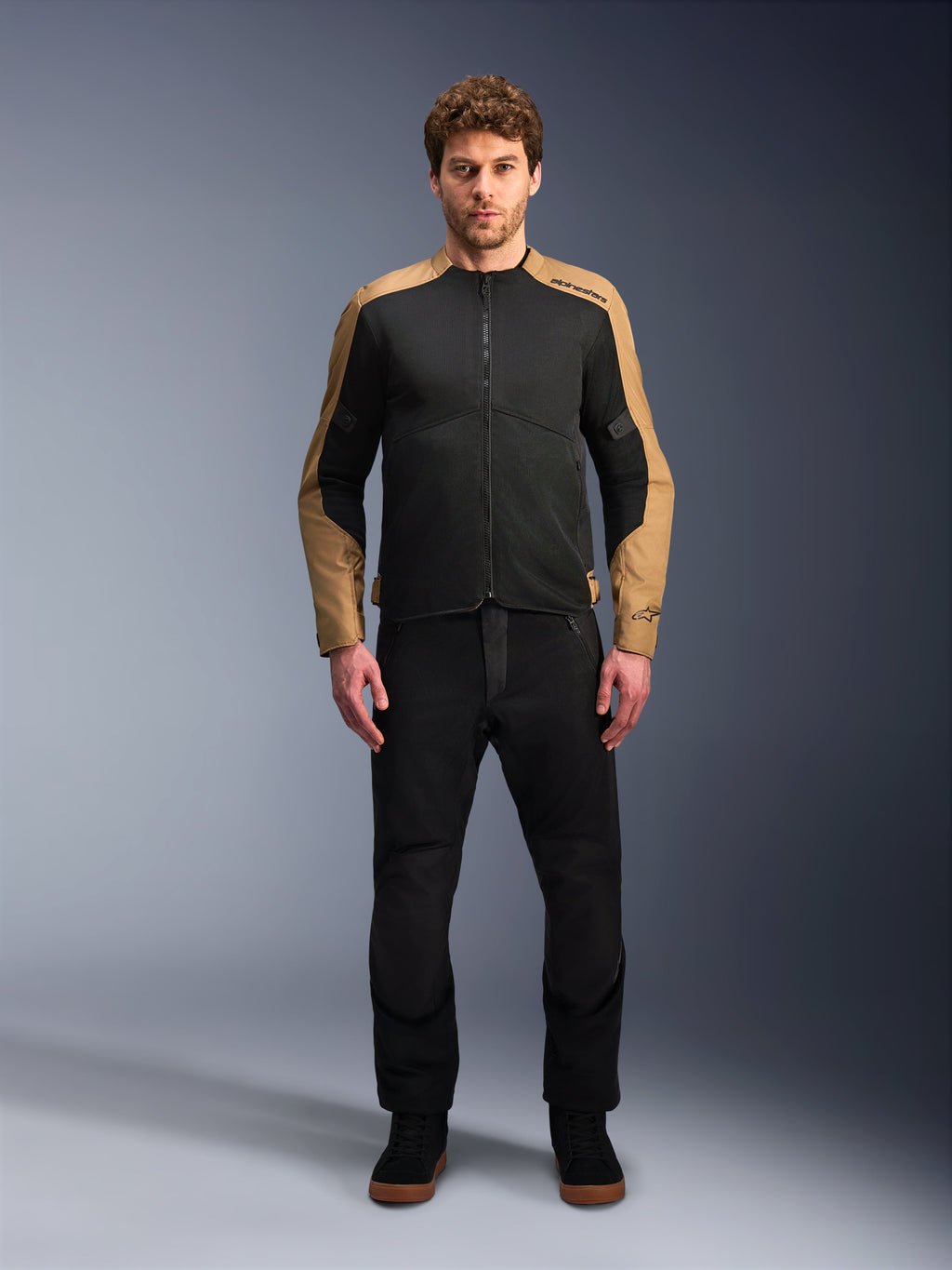Chaqueta Alpinestars C-1 Air, chaqueta de moto urbana para hombre, negra y arena, con paneles de malla técnica transpirable.