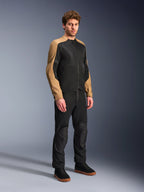 Alpinestars C-1 Air, chaqueta de moto urbana para hombre, arena y negra, con paneles de malla transpirable, usada por modelo.