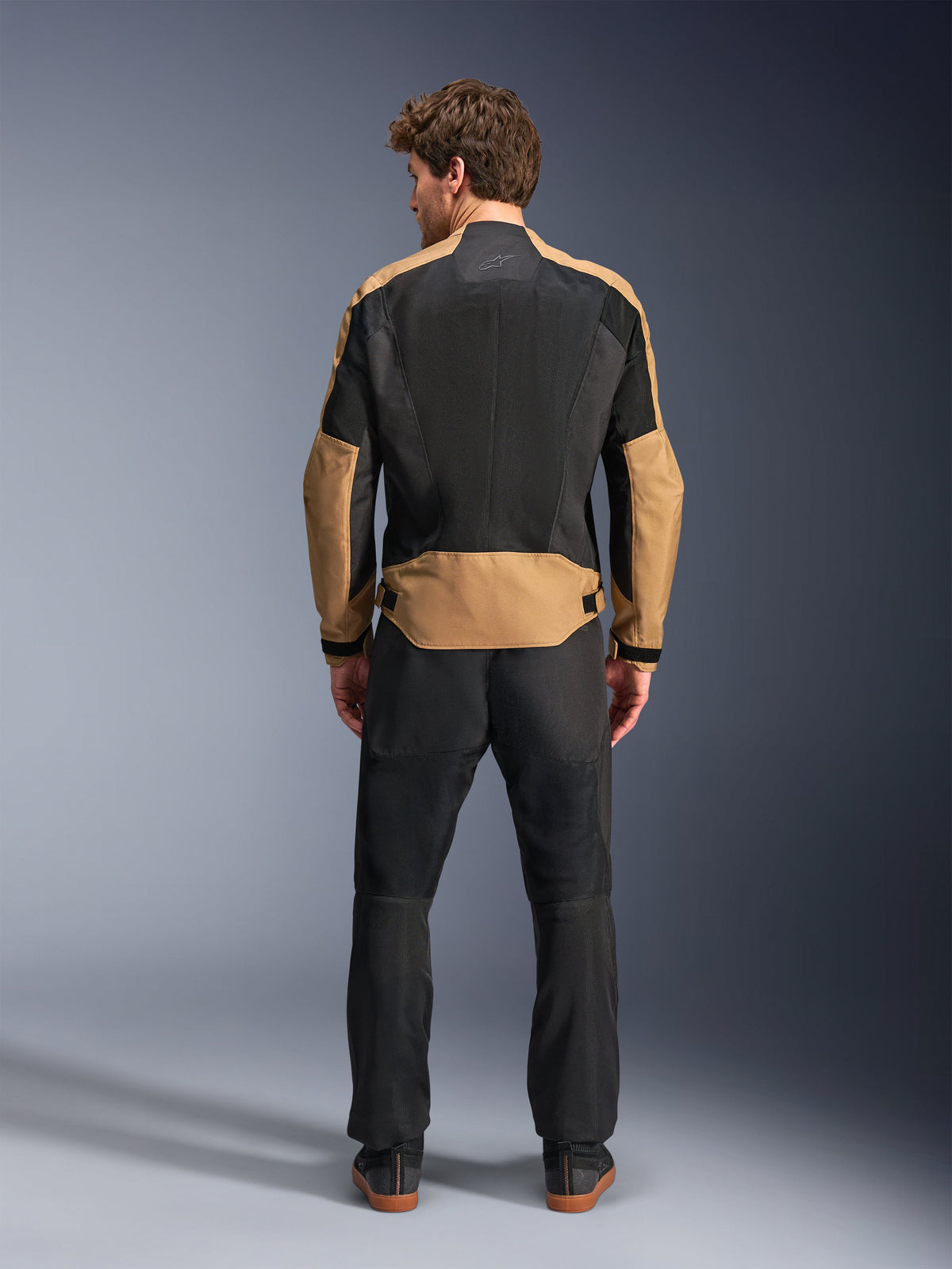 Alpinestars C-1 Air, chaqueta de moto urbana de textil para hombre, arena y negra, paneles de malla ventilados, vista trasera
