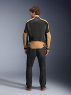 Alpinestars C-1 Air, chaqueta de moto urbana de textil para hombre, arena y negra, paneles de malla ventilados, vista trasera