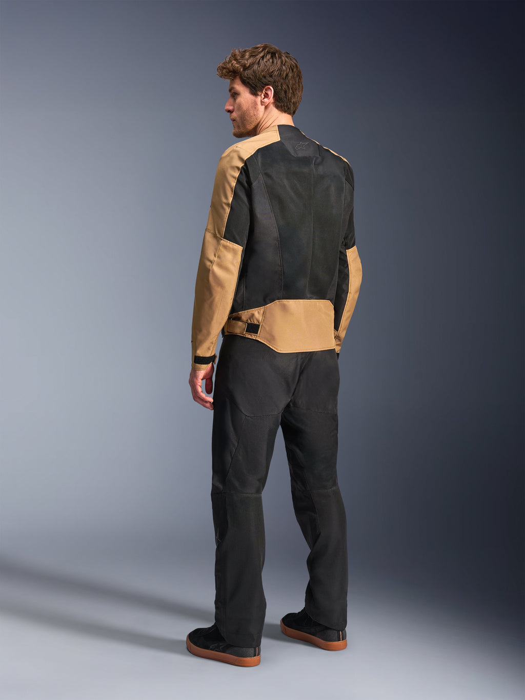 Alpinestars C-1 Air, chaqueta de moto urbana para hombre, arena y negro, vista trasera con paneles de malla técnica.