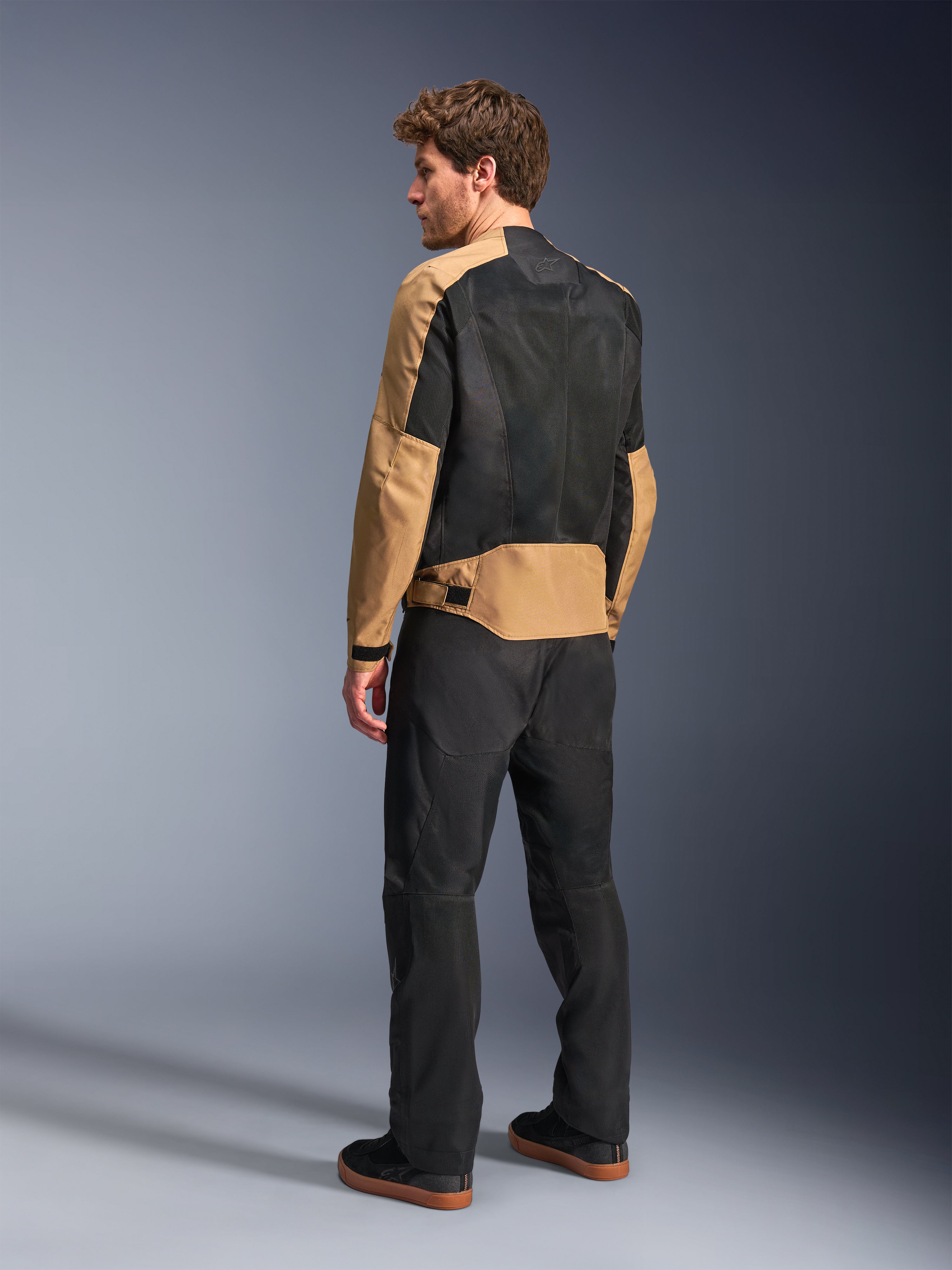 Alpinestars C-1 Air, chaqueta de moto urbana para hombre, arena y negro, vista trasera con paneles de malla técnica.