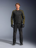 Chaqueta Alpinestars C-1 Air, caqui y negro, modelo masculino con pantalones de moto y guantes negros, diseño textil ligero con paneles de malla técnica, equipamiento de conducción urbano contemporáneo