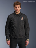 Alpinestars Chaqueta Ignite Air, chaqueta de moto urbana para hombre en color negro, vista frontal en modelo con cuello de camisa tradicional y gráficos en el pecho
