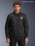 Alpinestars Chaqueta Ignite Air, chaqueta de moto urbana para hombre en color negro, vista frontal en modelo con cuello de camisa tradicional y gráficos en el pecho