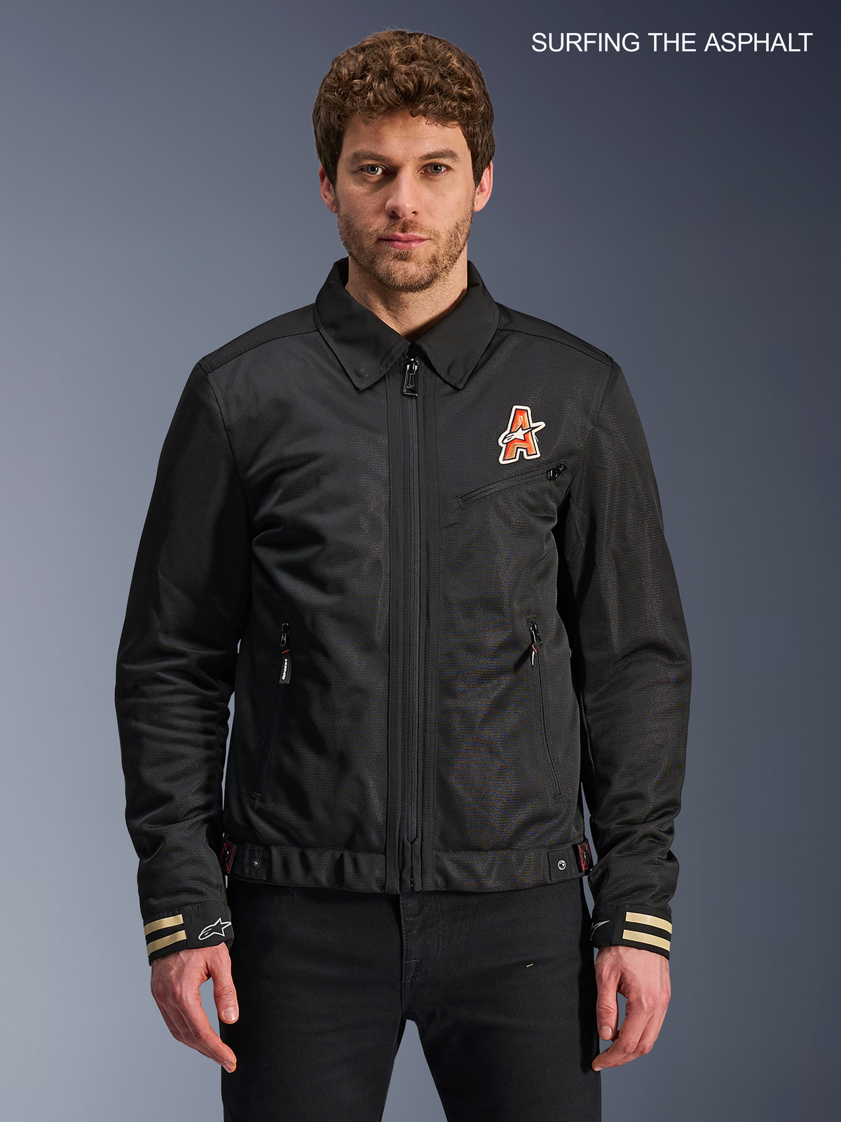 Alpinestars Chaqueta Ignite Air, chaqueta de moto urbana para hombre en color negro, vista frontal en modelo con cuello de camisa tradicional y gráficos en el pecho
