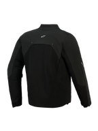 Chaqueta Alpinestars Provoke, chaqueta textil de moto, negra, vista trasera que muestra paneles de softshell ripstop y un pequeño logotipo blanco en la parte superior de la espalda, diseño técnico urbano para desplazamientos en moto