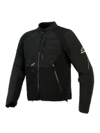 Chaqueta Alpinestars Provoke, chaqueta textil de moto en color negro, cuenta con paneles de softshell ripstop, zona del pecho perforada por láser, bolsillos con cremallera, logotipo blanco de Alpinestars en la manga y el pecho, equipamiento de conducción urbana contemporánea