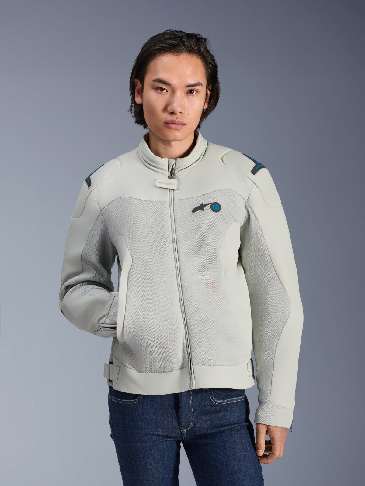 Alpinestars Circal-1 Air Jacket, gris metal y azul metilo, chaqueta urbana de moto con paneles de malla para el flujo de aire, cremallera frontal y cuello acolchado, modelo con jeans azules, diseño futurista y sostenible para el verano