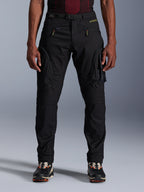 Alpinestars Acteon Pants, pantalones de moto urbanos negros, corte regular ajustado con bolsillos cargo laterales y cremalleras de espiral inversa, cinturón integrado y detalles de marca en amarillo, equipamiento textil de protección para motorista