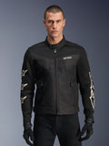 Alpinestars T-Dyno Air Jacket, chaqueta de moto textil negra, con gráficos de estrellas blancas en las mangas y logotipo en el pecho, paneles de malla para ventilación, ajuste de motociclista de inspiración vintage, usada con guantes y pantalones negros