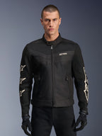 Alpinestars T-Dyno Air Jacket, chaqueta de moto textil negra, con gráficos de estrellas blancas en las mangas y logotipo en el pecho, paneles de malla para ventilación, ajuste de motociclista de inspiración vintage, usada con guantes y pantalones negros