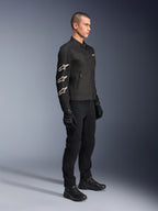 Chaqueta Alpinestars T-Dyno Air, negra, chaqueta textil para motocicleta, con tres logotipos blancos de Alpinestars en la manga, combinada con pantalones y guantes negros a juego, equipamiento de conducción urbana con paneles de malla transpirable