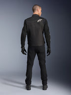 Chaqueta Alpinestars T-Dyno Air, negra, vista posterior en modelo, chaqueta textil de moto con paneles de malla 3D y un logotipo de estrella blanca en el hombro, usada con pantalones y guantes negros, conjunto de conducción urbana moderna