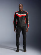 Chaqueta Alpinestars T-Dyno Air, chaqueta textil para moto, negro, rojo brillante y crudo, usada por un modelo con pantalones y botas negros, con un diseño de inspiración vintage con franjas de colores llamativos en el pecho, logos de estrellas en las mangas y construcción de malla transpirable para conducción urbana