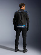 Alpinestars T-Stunt Air Jacket, chaqueta de moto textil modular, negra, azul oscuro y azul brillante, vista trasera que muestra el compartimento de almacenamiento para las mangas en la parte baja de la espalda con el logotipo blanco de Alpinestars, combinada con pantalones y botas negros