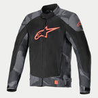 Chaqueta Alpinestars T-SP X Superair, chaqueta textil de moto, gris camuflaje y rojo flúor, con un gran logotipo de Alpinestars en rojo fluorescente sobre un torso de malla negra, mangas y hombros con patrón de camuflaje, construcción ligera con paneles de ventilación de alto flujo