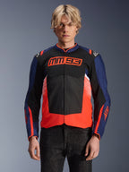 Chaqueta Alpinestars MM93 T-SPS Air V2, chaqueta textil de moto, azul marino, negro y rojo fluorescente, vestida por una persona, con el logotipo MM93 destacado en el pecho, paneles de malla para ventilación y diseño moderno de bloques de color