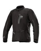 Chaqueta Alpinestars Venture XT, chaqueta de moto textil negra, vista frontal que muestra el bolsillo con cremallera en el pecho y amplias aberturas de ventilación en las mangas, correas ajustables en los brazos, cuello alto, construcción resistente al agua para adventure touring.