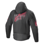 Chaqueta Alpinestars Zaca Air Venom WP, negro y rojo brillante, vista trasera con un gran logotipo rojo estilizado en la espalda, chaqueta textil para moto con paneles de malla 3D, capucha desmontable y deslizadores de hombro DFS Lite, equipamiento de conducción deportiva.