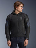 Chaqueta Alpinestars Zaca Air Venom WP, negra y azul eléctrico, chaqueta de moto textil con capucha desmontable y paneles de malla 3D para ventilación, incluye deslizadores de hombro DFS Lite y logotipo ASTARS en el pecho, usada por un modelo masculino, equipamiento de conducción urbana de estilo deportivo