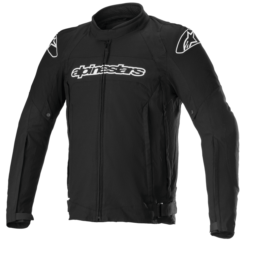 Alpinestars T-GP Force Jacket, chaqueta de moto textil negra con logotipos blancos en el pecho y los hombros, cremallera frontal completa, cuello alto, mangas precurvadas, diseño deportivo ajustado para conducción en carretera
