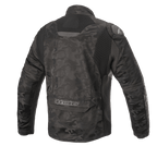 Chaqueta textil Alpinestars T SP-5 Rideknit®, chaqueta de moto, camuflaje negro, vista trasera con paneles elásticos de punto, patrón de camuflaje en tejido resistente a la abrasión, logotipo de Alpinestars en la parte inferior de la espalda.