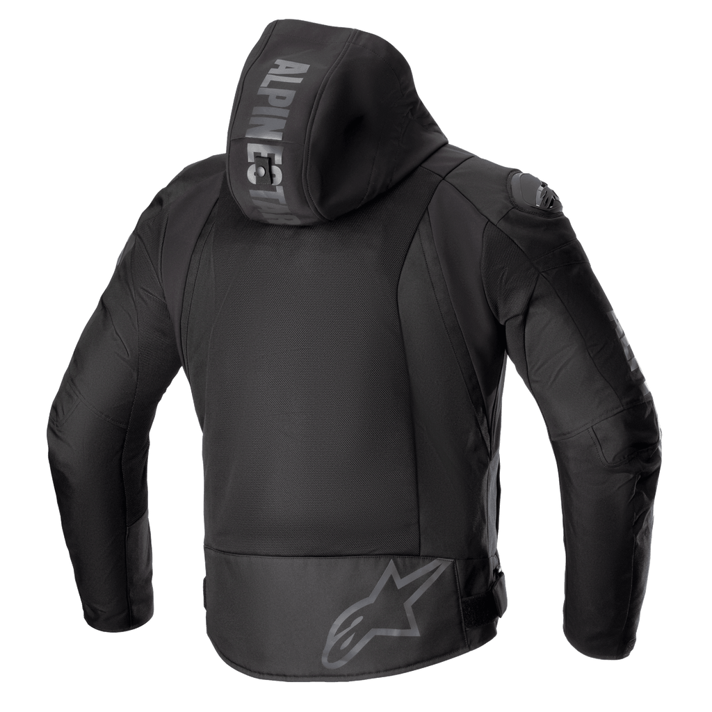 Alpinestars Zaca Air Jacket, chaqueta de moto textil, negra, vista posterior con amplios paneles de ventilación de malla 3D, capucha desmontable con marca Alpinestars, logotipo de estrella gris en la parte inferior de la espalda, equipo de protección para carretera con deslizadores de hombros DFS Lite