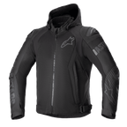 Alpinestars Zaca Air Jacket, chaqueta de moto textil negra, diseño con capucha y cremallera frontal, paneles de malla 3D para transpirabilidad, deslizadores externos DFS Lite en los hombros, logotipos tonales en el pecho y los brazos, correas de ajuste en la cintura, estilo urbano deportivo