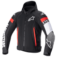 Alpinestars Zaca Air Jacket, chaqueta de moto textil negra con detalles rojos y blanco flúor, con capucha desmontable, paneles de malla 3D para ventilación, marca Alpinestars en blanco en las mangas, logo de estrella en el pecho y correas ajustables en la cintura.