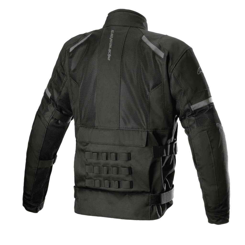 Chaqueta Impermeable Alpinestars Crosshill Air, negra, vista trasera con grandes paneles de malla técnica, logotipo vertical de Alpinestars, sistema de conexión modular PALS en la parte inferior de la espalda y correas ajustables en la cintura, equipamiento duradero para touring en moto