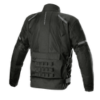 Chaqueta Impermeable Alpinestars Crosshill Air, negra, vista trasera con grandes paneles de malla técnica, logotipo vertical de Alpinestars, sistema de conexión modular PALS en la parte inferior de la espalda y correas ajustables en la cintura, equipamiento duradero para touring en moto
