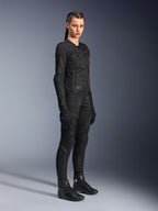 Mujer piloto vistiendo la chaqueta Alpinestars Stella Troop-Air en color negro, con construcción técnica de malla 2D, combinada con pantalones, guantes y botas de moto negros a juego, diseñada para conducción urbana