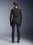 Chaqueta Alpinestars Stella Troop-Air, chaqueta de moto para mujer, negra, vista trasera de una piloto con chaqueta de malla técnica, combinada con pantalones de montar, guantes y botas negros a juego, diseño transpirable de ajuste ceñido con un logotipo blanco de Alpinestars en el cuello