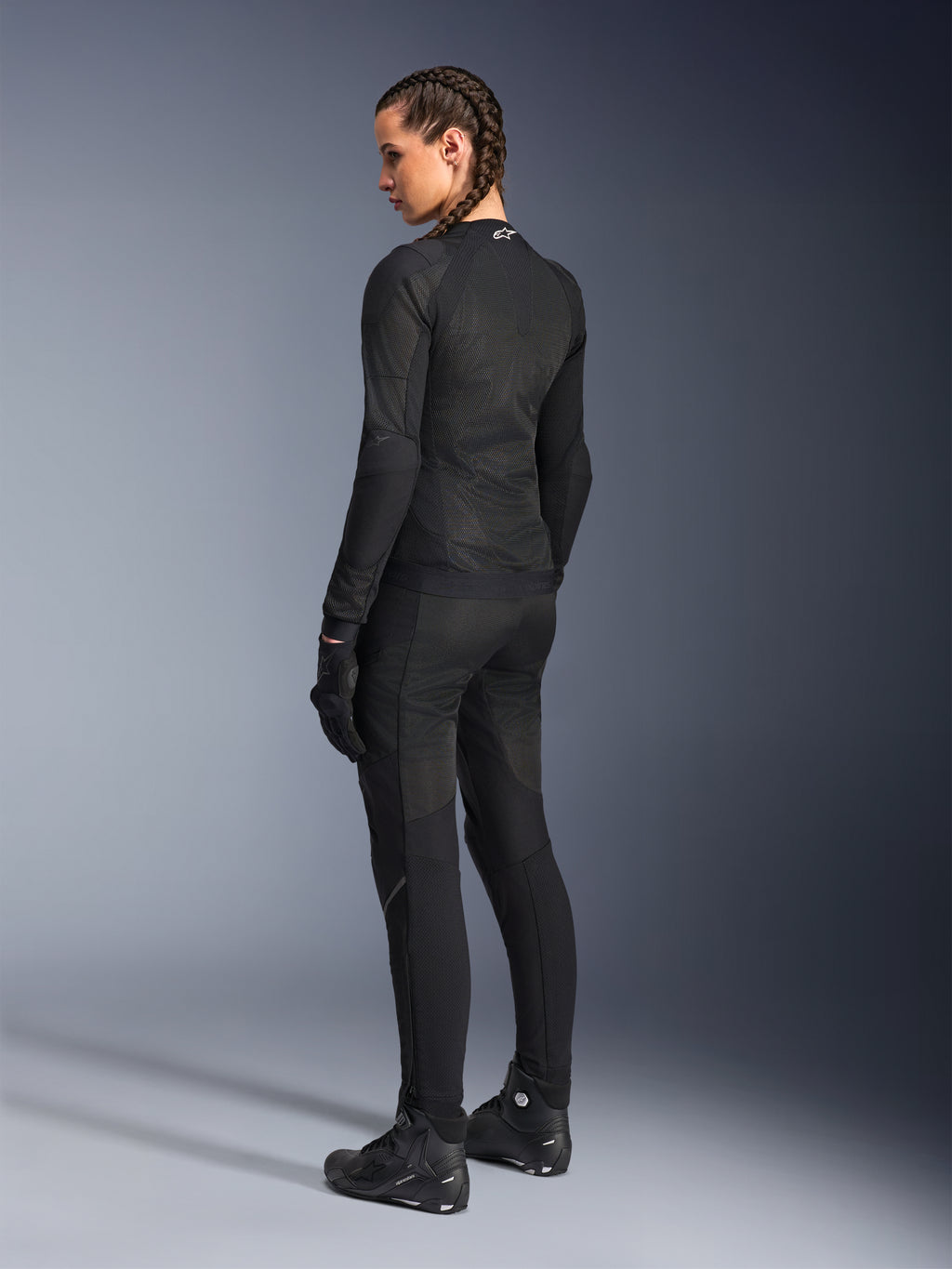 Alpinestars Chaqueta Stella Troop-Air para mujer, negra, vista posterior, usada con pantalones de moto negros a juego, guantes y botas, construcción de malla técnica de corte ajustado para conducción urbana