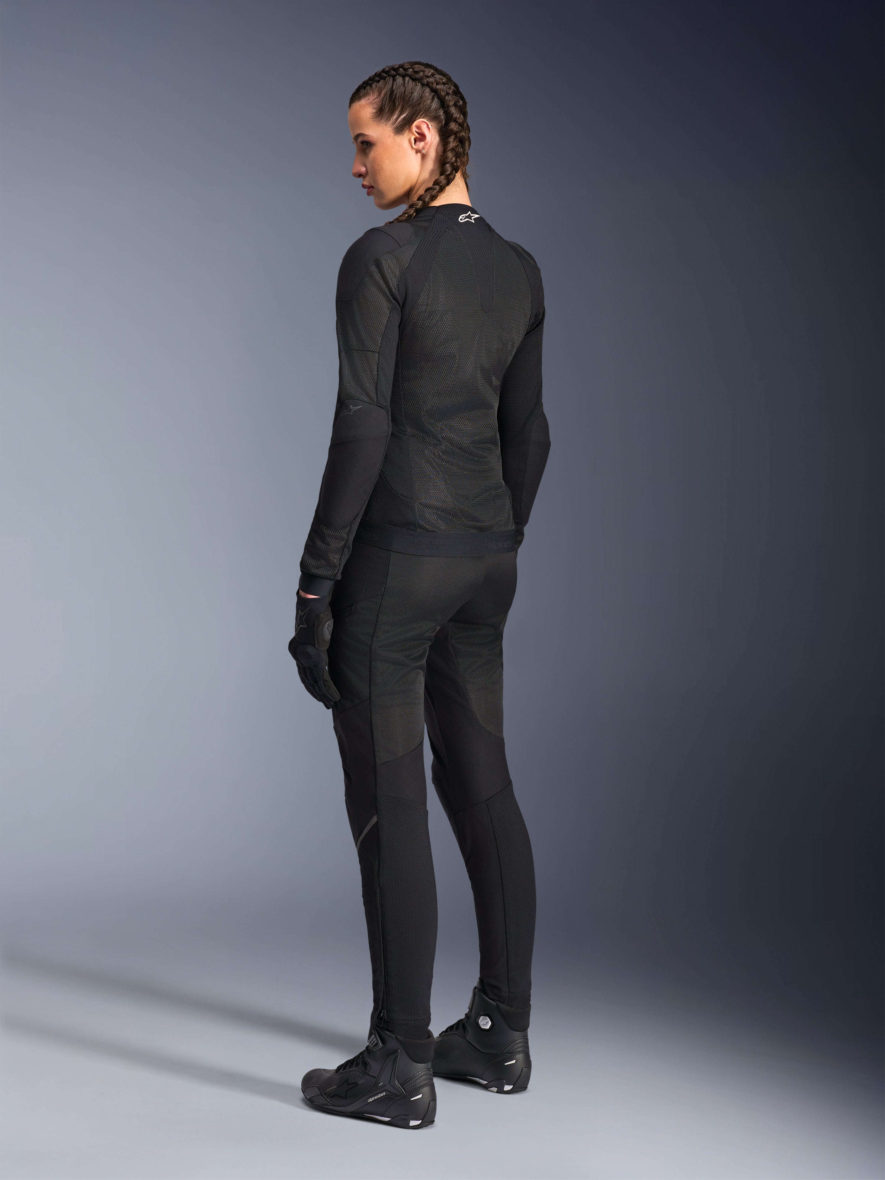 Alpinestars Chaqueta Stella Troop-Air para mujer, negra, vista posterior, usada con pantalones de moto negros a juego, guantes y botas, construcción de malla técnica de corte ajustado para conducción urbana
