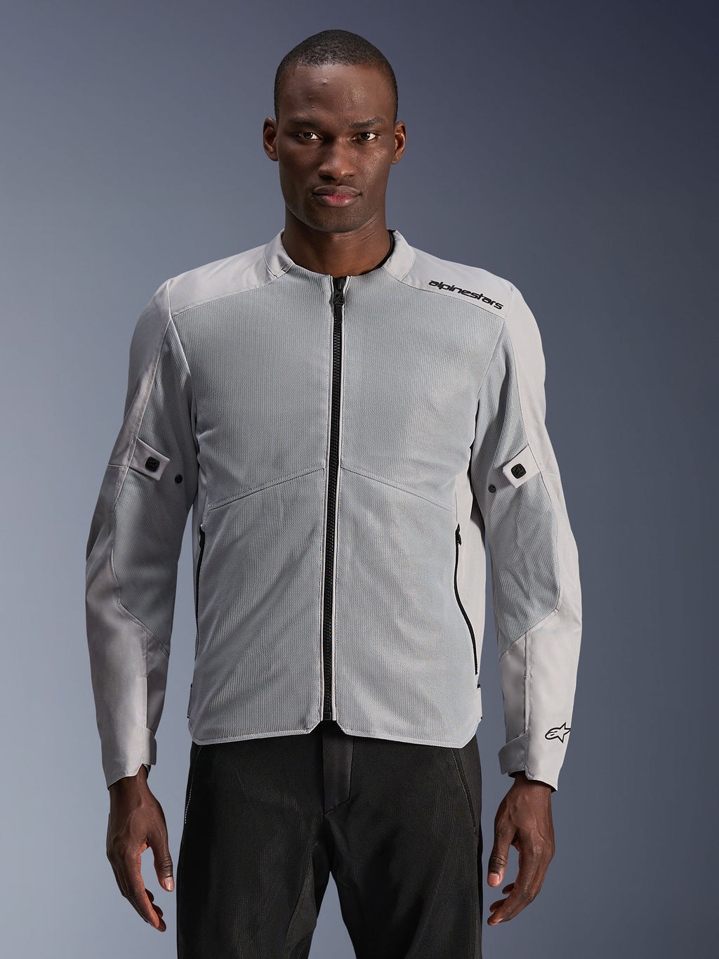 Alpinestars C-1 Air, chaqueta de moto urbana para hombre, plateada y gris, con amplios paneles de malla técnica para ventilación, certificación CE clase A con protecciones Nucleon Flex Plus, compatible con Tech-Air, diseño ligero y ventilado para ciudad.