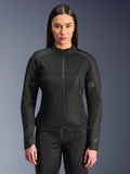 Alpinestars Stella C-1 Air Jacket, chaqueta de moto para mujer, negra, modelo luciendo una elegante chaqueta con cremallera y paneles de malla técnica, diseño ajustado con sutiles logotipos reflectantes en el hombro y el puño de la manga