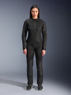 Mujer vistiendo la chaqueta Alpinestars Stella C-1 Air en negro, combinada con pantalones textiles de moto y calzado de conducción a juego, con un diseño urbano elegante y amplios paneles de malla para el flujo de aire.