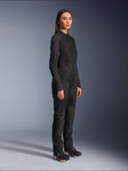 Chaqueta Alpinestars Stella C-1 Air para mujer en color negro, chaqueta textil de moto con paneles de malla, combinada con pantalones de conducción negros a juego y zapatillas técnicas, foto de estudio que muestra un conjunto completo de equipamiento para conducción urbana.