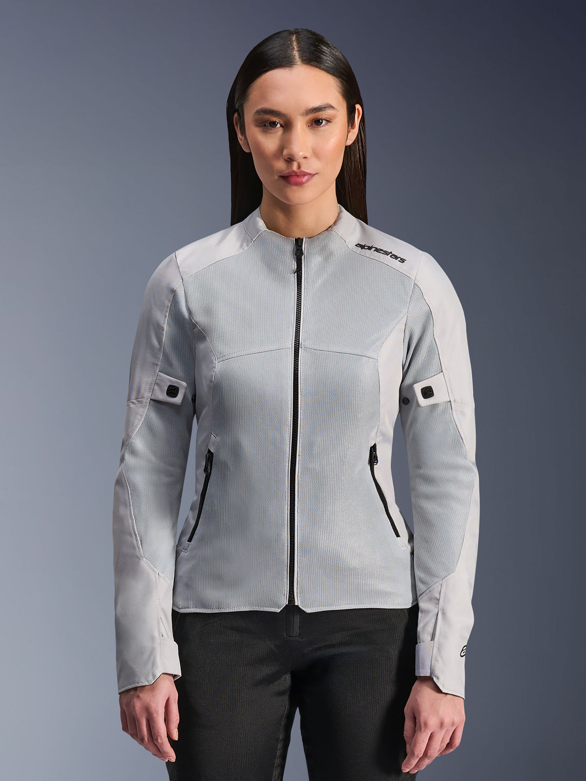 Alpinestars Stella C-1 Air Jacket, chaqueta de moto de malla para mujer, color plata, con paneles de malla técnica transpirable y cremalleras negras, equipamiento de verano de corte ajustado lucido por una modelo