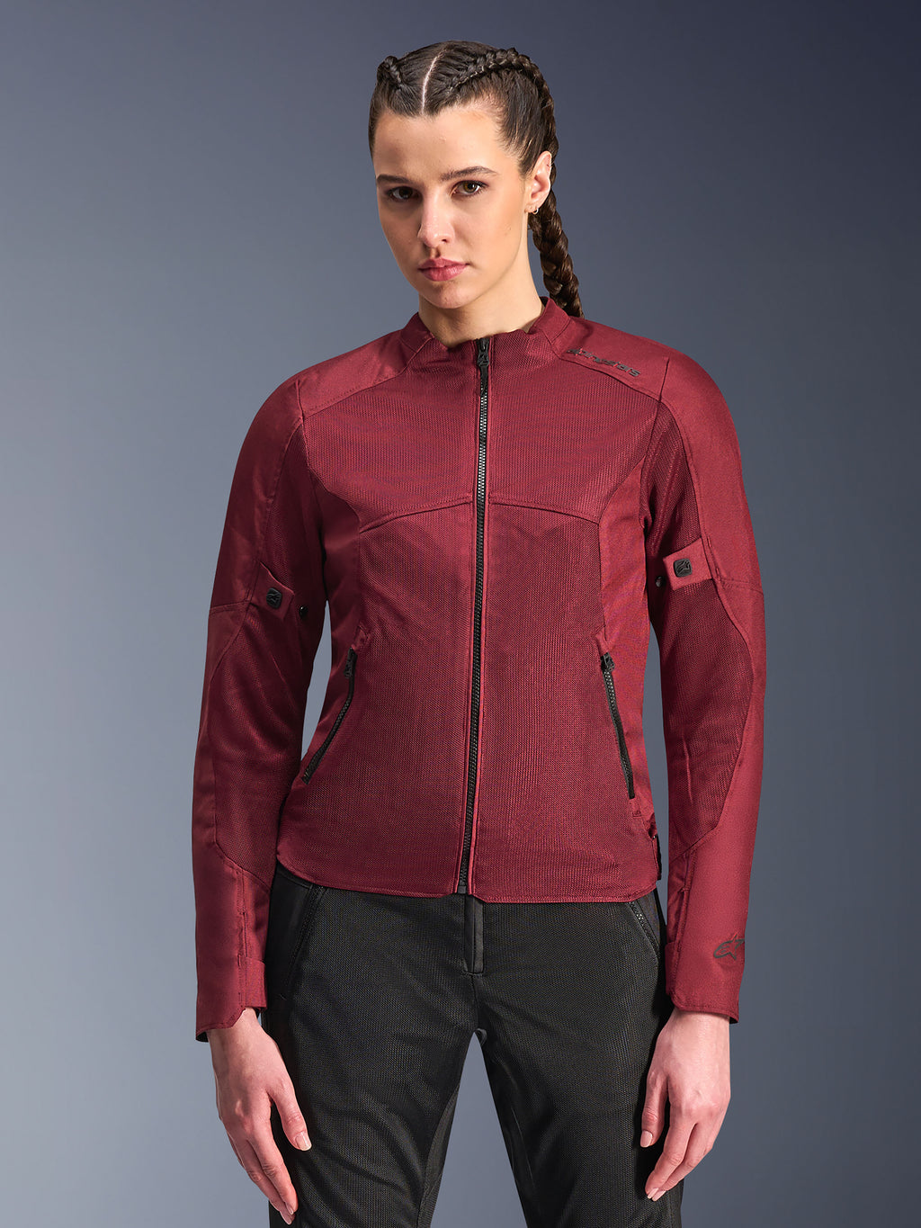 Alpinestars Stella C-1 Air Jacket, chaqueta de moto para mujer, rojo borgoña, paneles de malla para el flujo de aire, cremallera frontal y bolsillos, diseño deportivo ajustado, lucida por una modelo con pantalones de conducción negros