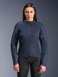 Alpinestars Stella C-1 Air Jacket en azul, chaqueta de moto para mujer, modelada con pantalones de motociclista negros, cuenta con grandes paneles de malla para el flujo de aire, bolsillos frontales y laterales con cremallera y un diseño contemporáneo y limpio.