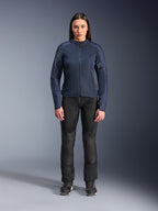 Modelo femenina luciendo la chaqueta Alpinestars Stella C-1 Air en color azul, chaqueta urbana para moto con paneles de malla técnica, combinada con pantalones de motociclista negros y zapatillas negras, vista frontal de estudio